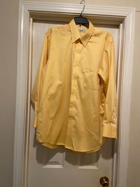 Izod Men's Light Yellow Button-Front Dress Shirt